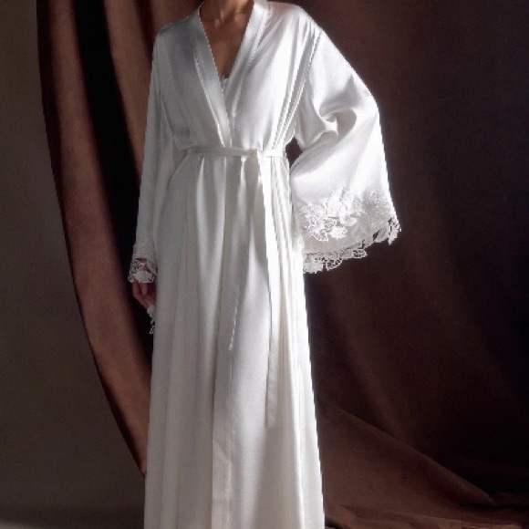 MESHKI Sullivan Satin Bridal Robe with Lace — Ivory (OS) - Picture 2 of 6